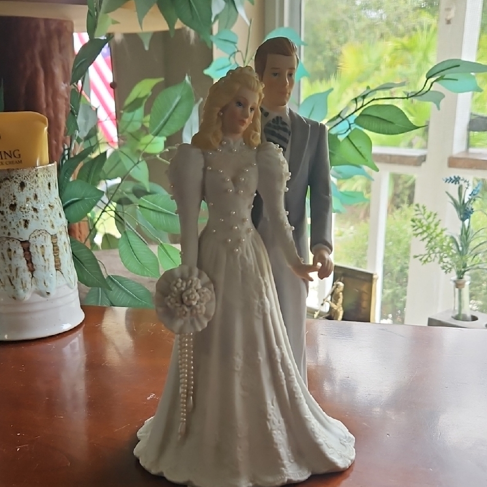 Elegant Bride and Groom Music Box. San Frsncisco Music Box Company Brand